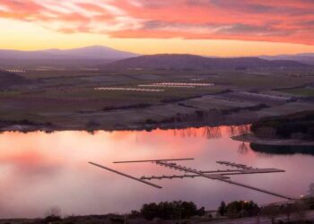 Οταν ο ουρανός …ζωγραφίζει: Μαγευτικό ηλιοβασίλεμα από τη Νεράιδα με θέα τον ΝΟΚ και τη λίμνη Πολυφύτου