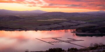 Οταν ο ουρανός …ζωγραφίζει: Μαγευτικό ηλιοβασίλεμα από τη Νεράιδα με θέα τον ΝΟΚ και τη λίμνη Πολυφύτου