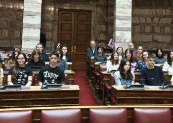 Τα βουλευτικά έδρανα του Κοινοβουλίου κάθισαν οι μαθητές του Καλλιτεχνικού Σχολείου Κοζάνης