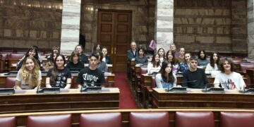Τα βουλευτικά έδρανα του Κοινοβουλίου κάθισαν οι μαθητές του Καλλιτεχνικού Σχολείου Κοζάνης