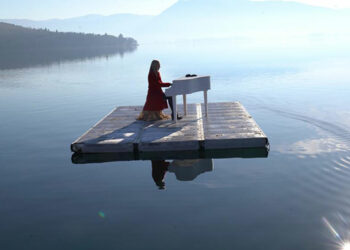 Καστοριά: Η Έλενα Ξυδιά παίζει πιάνο στη μέση της λίμνης