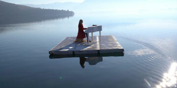 Καστοριά: Η Έλενα Ξυδιά παίζει πιάνο στη μέση της λίμνης