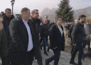 ΤΩΡΑ: Βόλτα του Πρωθυπουργού στην Καστοριά και συνομιλία με πολίτες και καταστηματάρχες-VIDEO