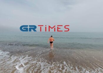 Καθαρά Δευτέρα: Χειμερινός κολυμβητής επέλεξε… βουτιά στη θάλασσα αντί να πετάξει χαρταετό (ΦΩΤΟ-VIDEO)
