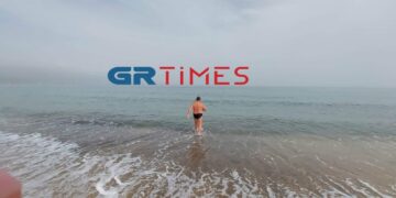 Καθαρά Δευτέρα: Χειμερινός κολυμβητής επέλεξε… βουτιά στη θάλασσα αντί να πετάξει χαρταετό (ΦΩΤΟ-VIDEO)