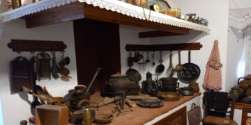 Λαογραφικό Μουσείο Σιάτιστας: Τα σκουπίδια που έγιναν θησαυρός και «ντελάλης» της παράδοσης – Γράφει η Ράνια Στυλιάδου