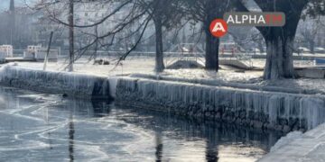 Καστοριά: Απίστευτες εικόνες από την παγωμένη λίμνη -VIDEO