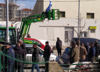 Έφτασε στο Δημαρχείο η μηχανοκίνητη πορεία των αγροτών