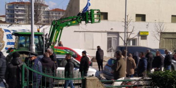 Έφτασε στο Δημαρχείο η μηχανοκίνητη πορεία των αγροτών