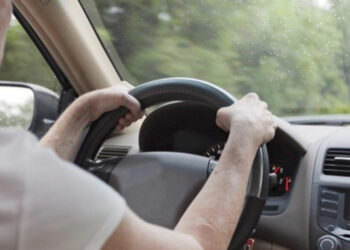 Μπήκε στο αντίθετο ρεύμα στην Αθηνών – Πατρών, προκάλεσε ατυχήματα αλλά δεν πτοήθηκε η 91χρονη οδηγός