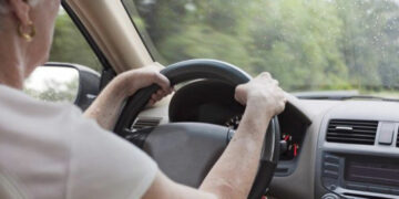 Μπήκε στο αντίθετο ρεύμα στην Αθηνών – Πατρών, προκάλεσε ατυχήματα αλλά δεν πτοήθηκε η 91χρονη οδηγός