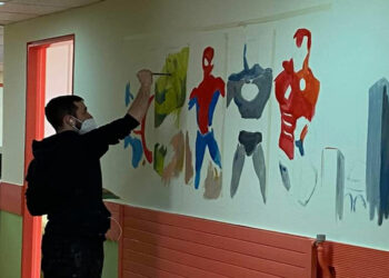 Μποδοσάκειο: Ξεκίνησε να ζωγραφίζει τους χώρους της Παιδιατρικής ο ζωγράφος Γιάννης Καραγιανόπουλος