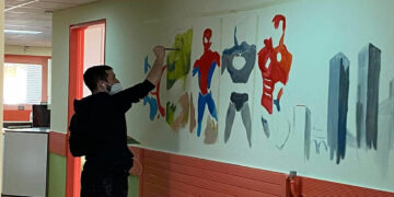 Μποδοσάκειο: Ξεκίνησε να ζωγραφίζει τους χώρους της Παιδιατρικής ο ζωγράφος Γιάννης Καραγιανόπουλος