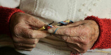 Νέα απάτη με δήθεν τροχαίο - 87χρονη πέταξε από το μπαλκόνι χρήματα λίρες και κοσμήματα