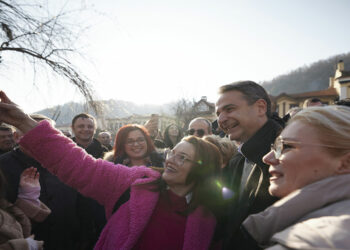 Στην Φλώρινα υποδέχθηκαν πολίτες τον Πρωθυπουργό – Επισκέφθηκε και ξεναγήθηκε στο  κτήμα «Άλφα»