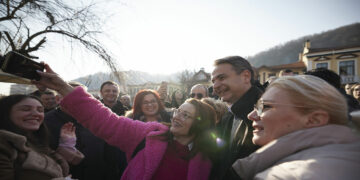 Στην Φλώρινα υποδέχθηκαν πολίτες τον Πρωθυπουργό – Επισκέφθηκε και ξεναγήθηκε στο  κτήμα «Άλφα»