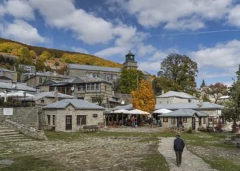 Νυμφαίο Φλώρινας: Θαυμαστή αρχιτεκτονική και βόλτα στον «Αρκτούρο»