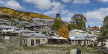 Νυμφαίο Φλώρινας: Θαυμαστή αρχιτεκτονική και βόλτα στον «Αρκτούρο»