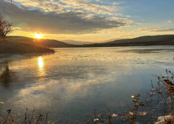 Μαγικές εικόνες από τα παιχνίδια του ήλιου στην παγωμένη λίμνη Περδίκκα