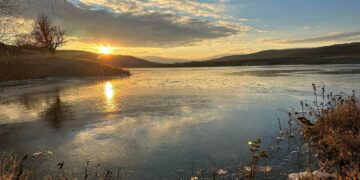 Μαγικές εικόνες από τα παιχνίδια του ήλιου στην παγωμένη λίμνη Περδίκκα