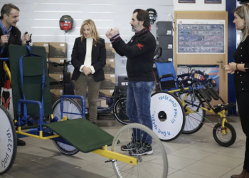 Περιοδεία Μητσοτάκη: Μια απροσδόκητη ιδιωτική επίσκεψη με κοινωνικό πρόσημο στον βοηθό δρομέα ΑμΕΑ Αχιλλέα Τσακιλτσίδη