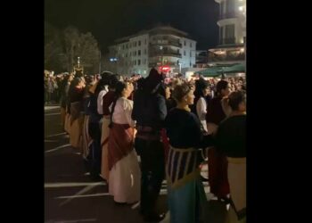 Ποντιακό συναπάντημα στην κεντρική πλατεία Κοζάνης – Η εμφάνιση χορευτικών συλλόγων (video)