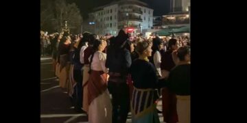 Ποντιακό συναπάντημα στην κεντρική πλατεία Κοζάνης – Η εμφάνιση χορευτικών συλλόγων (video)