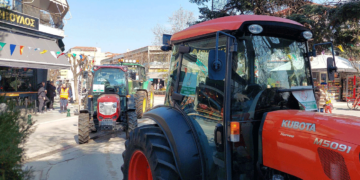 Πορεία διαμαρτυρίας με 70 τρακτέρ και αγροτικά οχήματα πριν από λίγο, στην Πτολεμαΐδα. (της Κούλας Πουλασιχίδου)