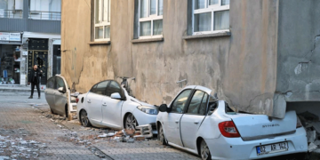 Πώς κατέληξε πάνω στα αυτοκίνητα το κτίριο μετά τον σεισμό στην Τουρκία -Ο καθηγητής Καρύδης εξηγεί