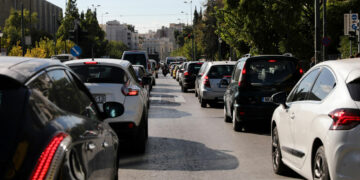 «Ψαλίδι» σε τέλη κυκλοφορίας και ασφάλιστρα φέρνει ο νέος ΚΟΚ για όσους δεν τρώνε κλήσεις