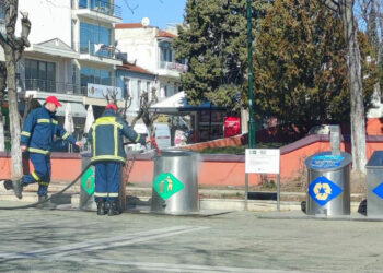 Πτολεμαΐδα: Φωτιά στην κεντρική πλατεία σε κάδους απορριμμάτων πριν από λίγο