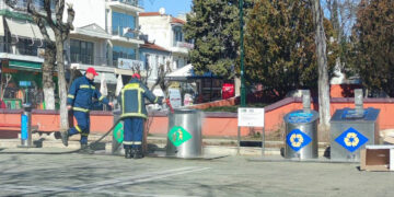 Πτολεμαΐδα: Φωτιά στην κεντρική πλατεία σε κάδους απορριμμάτων πριν από λίγο