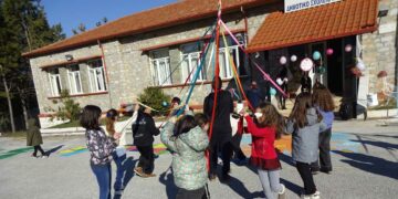 Με αποκριάτικους παραδοσιακούς χορούς, φαγητό και πολύ κέφι η Τσικνοπέμπτη στο Δημοτικό Σχολείο και Νηπιαγωγείο Πύργων