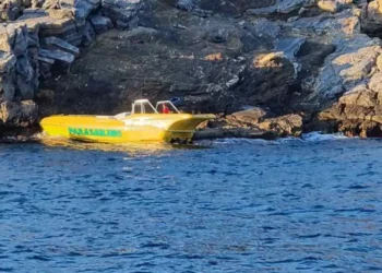 Σάμος: Απεγκλωβίστηκαν 17 μετανάστες – μεταξύ τους ένας βρέφος – από βραχώδες σημείο