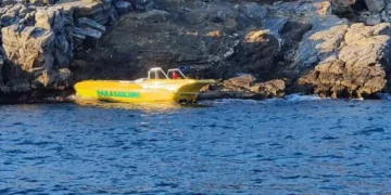 Σάμος: Απεγκλωβίστηκαν 17 μετανάστες – μεταξύ τους ένας βρέφος – από βραχώδες σημείο