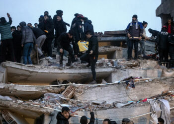 Σεισμός στην Τουρκία: Αγγίζουν τους 1000 οι νεκροί από τα 7,8 Ρίχτερ - Συγκλονιστικά βίντεο - Κατέρρευσαν 2.800 κτήρια