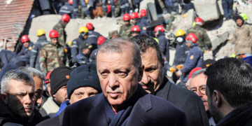 Σεισμός στην Τουρκία: «Μην έρθεις εδώ να ζητήσεις ψήφους» - Αντιμέτωπος με την οργή σεισμοπαθών ο Ερντογάν