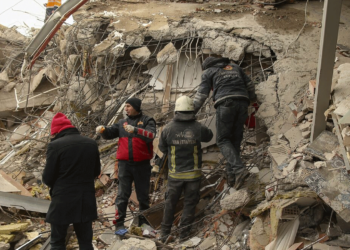 Σεισμός στην Τουρκία: «Σβήνουν» οι ελπίδες για επιζώντες - «Καίμε παγκάκια για να ζεσταθούμε»