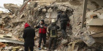 Σεισμός στην Τουρκία: «Σβήνουν» οι ελπίδες για επιζώντες - «Καίμε παγκάκια για να ζεσταθούμε»