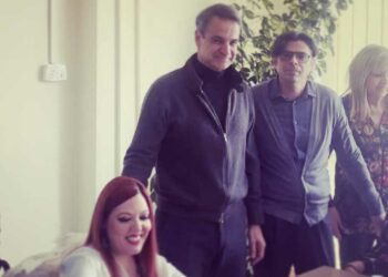 Κοζάνη: Η συνάντηση του πρωθυπουργού με τις αδερφές Βασιλική και Κάτια Σιαλβέρα και τη μητέρα τους, με φόντο το πρόγραμμα του Προσωπικού Βοηθού