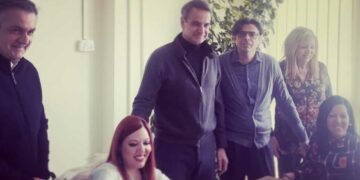Κοζάνη: Η συνάντηση του πρωθυπουργού με τις αδερφές Βασιλική και Κάτια Σιαλβέρα και τη μητέρα τους, με φόντο το πρόγραμμα του Προσωπικού Βοηθού