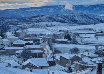 Στα λευκά ξύπνησαν σήμερα το Λέχοβο και η Κέλλη μετά από χιονόπτωση που σημειώθηκε τις πρώτες πρωινές ώρες