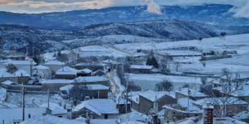 Στα λευκά ξύπνησαν σήμερα το Λέχοβο και η Κέλλη μετά από χιονόπτωση που σημειώθηκε τις πρώτες πρωινές ώρες
