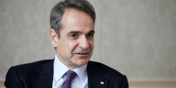 Στην Αίθουσα Τέχνης Κοζάνης η ομιλία Μητσοτάκη - Βόλτα στην πλατεία της Πτολεμαΐδας