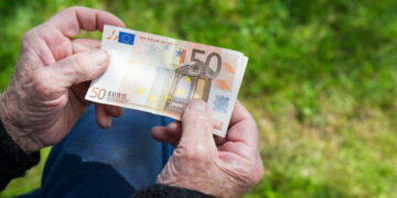 Συντάξεις Μαρτίου: Κλείδωσαν οι ημερομηνίες πληρωμής, τα αναδρομικά που θα δουν οι συνταξιούχοι