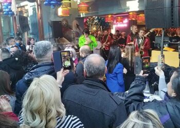 Το αδιαχώρητο μεσημέρι Τσικνοπέμπτης στο “Baccara” για το live του απίθανου Tόνι Σφήνου-VIDEO