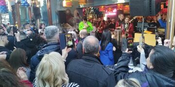 Το αδιαχώρητο μεσημέρι Τσικνοπέμπτης στο “Baccara” για το live του απίθανου Tόνι Σφήνου-VIDEO