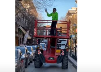 Είναι τρελός ο Τόνι Σφήνος – Έφτασε στην Πτολεμαΐδα και το BACCARA με ανυψωτικό γερανό!!! – Δείτε το βίντεο!