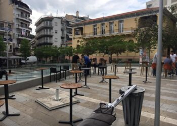 Ουδέν μονιμότερον του προσωρινού- Μένουν επ’ αόριστο τα τραπεζοκαθίσματα στο πάνω μέρος της κεντρικής πλατείας στην Κοζάνη