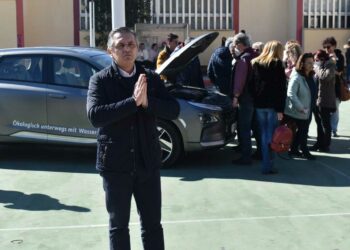 Ο Περιφερειάρχης παρουσίασε σε μαθητές του 2ου ΓΕΛ Κοζάνης το αυτοκίνητο υδρογόνου